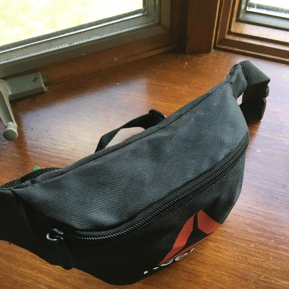Reebok fannypack. - Picture 3 of 6